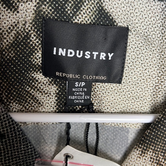 Industry Republic Clothing Watermarked Skatepark Button Up Men’s Size S - Picture 3 of 5